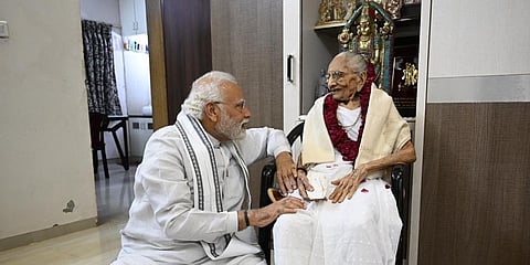 ತಾಯಿ ಹೀರಾಬೆನ್ ಜೊತೆ ಪ್ರಧಾನಿ ನರೇಂದ್ರ ಮೋದಿ