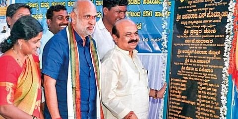 ಹಾವೇರಿ ಜಿಲ್ಲೆಯ ಶಿಗ್ಗಾಂವಿಯಲ್ಲಿ ಸರ್ಕಾರಿ ಜನರಲ್ ಆಸ್ಪತ್ರೆ ನವೀಕರಣ ಕಾಮಗಾರಿಗೆ ಮುಖ್ಯಮಂತ್ರಿ ಬಸವರಾಜ ಬೊಮ್ಮಾಯಿ ಶಂಕುಸ್ಥಾಪನೆ ನೆರವೇರಿಸಿದರು. ಈ ವೇಳೆ ಕಾರ್ಮಿಕ ಸಚಿವ ಶಿವರಾಮ ಹೆಬ್ಬಾರ್ ಸೇರಿದಂತೆ ಹಲವರು ಹಾಜರಿದ್ದರು.