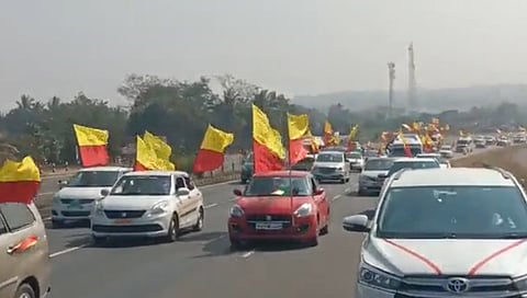 ಬೆಳಗಾವಿಯತ್ತ ಸಾಗುತ್ತಿರುವ ಕರವೇ ಕಾರ್ಯಕರ್ತರು.
