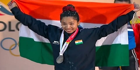 ಪದಕ ಗೆದ್ದ ಸಂಭ್ರಮದಲ್ಲಿ ಮೀರಾಬಾಯಿ ಚಾನು