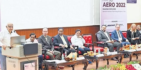 ಎಎಂ 3ಡಿ ಏರೋ-2022’ ವಿಚಾರ ಸಂಕಿರಣ ಮತ್ತು ವಸ್ತುಪ್ರದರ್ಶನ ಉದ್ಘಾಟಿಸಿ ಮಾತನಾಡುತ್ತಿರುವ ಡಿಆರ್‌ಡಿಒ ಮಾಜಿ ಮುಖ್ಯಸ್ಥ ಡಾ ವಿ ಕೆ ಆತ್ರೆ