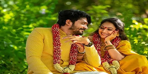 ಸ್ಯಾಂಡಲ್ ವುಡ್ ನಲ್ಲಿ ಹಸೆಮಣೆಗೆ ಏರಲಿರುವ ಮತ್ತೊಂದು ಜೋಡಿ ವಶಿಷ್ಠ ಸಿಂಹ-ಹರಿಪ್ರಿಯಾ ಇತ್ತೀಚೆಗೆ ಸರಳವಾಗಿ ಕುಟುಂಬಸ್ಥರು, ಸ್ನೇಹಿತರ ಸಮ್ಮುಖದಲ್ಲಿ ನಿಶ್ಚಿತಾರ್ಥ ಮಾಡಿಕೊಂಡಿದ್ದಾರೆ.