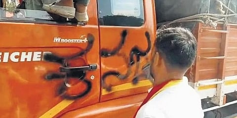 ಟ್ರಕ್ ಮೇಲೆ ಕನ್ನಡ ಎಂದು ಬರೆದಿರುವ ಕಾರ್ಯಕರ್ತರು.