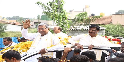 ತೆರೆದ ಕಾರಿನಲ್ಲಿ ಸಾಗಿದ ಸಿದ್ದರಾಮಯ್ಯನವರಿಗೆ ಕ್ಷೇತ್ರದ ಜನರಿಂದ ಭರ್ಜರಿ ಸ್ವಾಗತ