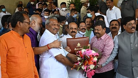 ಬಜೆಟ್ ಪ್ರತಿಯೊಂದಿಗಿರುವ ಸಿಎಂ ಬೊಮ್ಮಾಯಿ