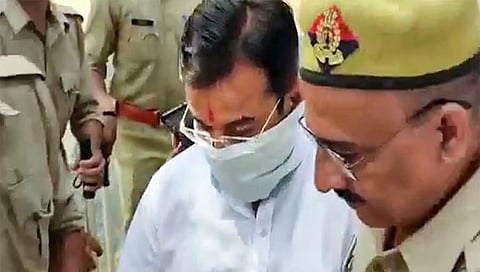 ಆಶಿಶ್ ಮಿಶ್ರಾರನ್ನು ಪೊಲೀಸರು ವಿಚಾರಣೆಗೆ ಕರೆದೊಯ್ಯುತ್ತಿದ್ದ ಸಂದರ್ಭ(ಸಂಗ್ರಹ ಚಿತ್ರ)