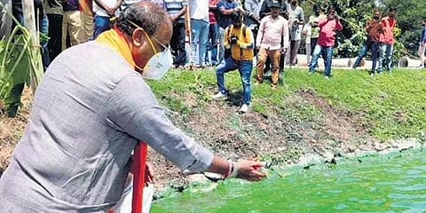 ಭೂಮಿ ಪೂಜೆ ನೆರವೇರಿಸುತ್ತಿರುವ ಸಚಿವ ಬೈರತಿ ಬಸವರಾಜ್.