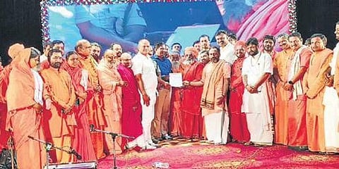 ಬಸವಕಲ್ಯಾಣದಲ್ಲಿ ಬೀದರ್ ಡಿಸಿ ಗೋವಿಂದರೆಡ್ಡಿ ಅವರಿಗೆ ಮನವಿ ಪತ್ರ ಸಲ್ಲಿಸಿದ ಸ್ವಾಮೀಜಿಗಳು.