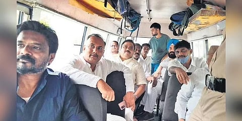 ಮಂಗಳವಾರ ನವದೆಹಲಿಯಲ್ಲಿ ಪ್ರತಿಭಟನಾ ಮೆರವಣಿಗೆ ನಡೆಸಿದ ಕಾಂಗ್ರೆಸ್ ನಾಯಕ ದಿನೇಶ್ ಗುಂಡೂರಾವ್, ಡಿಕೆ ಸುರೇಶ್ ಮತ್ತು ಇತರರನ್ನು ಬಂಧಿಸಲಾಯಿತು.