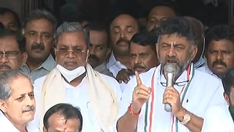 ಪ್ರತಿಭಟನೆಯನ್ನುದ್ದೇಶಿ ಮಾತನಾಡುತ್ತಿರುವ ಡಿಕೆ.ಶಿವಕುಮಾರ್