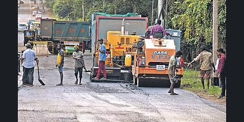 ಯೋಗ ದಿನಾಚರಣೆಯಲ್ಲಿ ಪಾಲ್ಗೊಳ್ಳಲು ಪ್ರಧಾನಿ ನರೇಂದ್ರ ಮೋದಿ ಅವರು ಮೈಸೂರು ನಗರಕ್ಕೆ ಭೇಟಿ ನೀಡುತ್ತಿರುವ ಹಿನ್ನೆಲೆಯಲ್ಲಿ ಮೈಸೂರಿನ ರಸ್ತೆಗೆ ಹೊಸದಾಗಿ ಟಾರ್ ಹಾಕಲಾಗಿದೆ