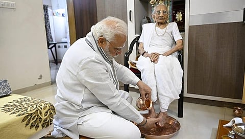ತಾಯಿಯ ಪಾದಪೂಜೆ ಮಾಡುತ್ತಿರುವ ಪ್ರಧಾನಿ ಮೋದಿ.