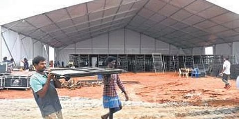ವೇದಿಕೆ ಸಿದ್ದತೆಯಲ್ಲಿರುವ ಕಾರ್ಮಿಕರ ಚಿತ್ರ