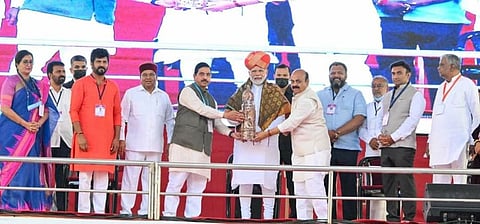 ಎರಡು ದಿನಗಳ ಪ್ರವಾಸಕ್ಕಾಗಿ ಕರ್ನಾಟಕಕ್ಕೆ ಆಗಮಿಸಿರುವ ಪ್ರಧಾನ ಮಂತ್ರಿ ನರೇಂದ್ರ ಮೋದಿ ಅವರು ಇಂದು ಮೈಸೂರಿಗೆ ಆಗಮಿಸಿ ವಿವಿಧ ಕಾರ್ಯಕ್ರಮಗಳಲ್ಲಿ ಪಾಲ್ಗೊಂಡರು.