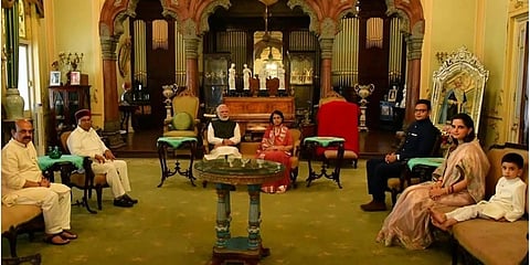 ಮೈಸೂರು ರಾಜವಂಶಸ್ಥರ ಜೊತೆ ಪ್ರಧಾನಿ ಮೋದಿ