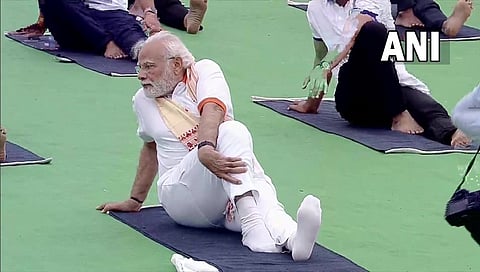 ಯೋಗಾಸನ ಮಾಡುತ್ತಿರುವ ಪ್ರಧಾನಿ  ಮೋದಿ.