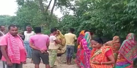 ಅಪಘಾತದ ಸ್ಥಳದಲ್ಲಿ ಸೇರಿರುವ ಜನರು