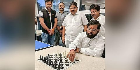ಗುವಾಹಟಿ ಹೋಟೆಲ್ ನಲ್ಲಿ ಚೆಸ್ ಆಡುತ್ತಿರುವ ಏಕನಾಥ್ ಶಿಂಧೆ.