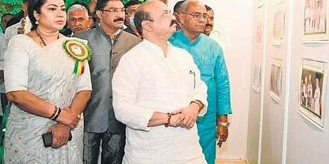 ವಿಧಾನಸೌಧದಲ್ಲಿ ಸುವರ್ಣ ಮಹೋತ್ಸವ ಉದ್ಘಾಟನೆ ಸಂದರ್ಭದಲ್ಲಿ ಉಮೇಶ ಕತ್ತಿ, ಕಂದಾಯ ಸಚಿವ ಆರ್ ಅಶೋಕ, ಸಂಸದ ಪಿ ಸಿ ಮೋಹನ್, ಕೆಎಫ್‌ಡಿಸಿ ಅಧ್ಯಕ್ಷೆ ತಾರಾ ಅನುರಾಧ ಅವರೊಂದಿಗೆ ಸಿಎಂ ಬೊಮ್ಮಾಯಿ.