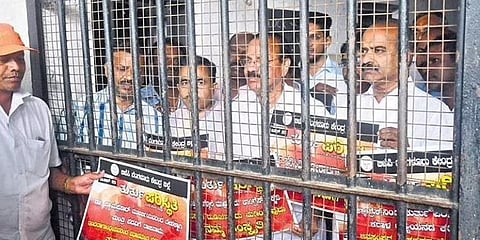 ಸಂಸದ ಸದಾನಂದಗೌಡ, ಪಿಸಿ ಮೋಹನ್ ಮತ್ತು ಇತರರು ಶನಿವಾರ ಬೆಂಗಳೂರಿನ ಫ್ರೀಡಂ ಪಾರ್ಕ್‌ನಲ್ಲಿ ಕಂಬಿ ಹಿಂದೆ ಬೀಗ ನಿಲ್ಲುವ ಮೂಲಕ ತುರ್ತು ಪರಿಸ್ಥಿತಿಯ ವಾರ್ಷಿಕೋತ್ಸವವನ್ನು ಆಚರಿಸಿದರು.