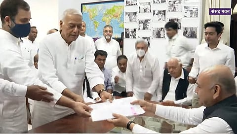 ನಾಮಪತ್ರ ಸಲ್ಲಿಸುತ್ತಿರುವ ಯಶವಂತ್ ಸಿನ್ಹಾ.