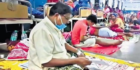 ನೆಲದ ಮೇಲೆ ಕುಳಿತಿರುವ ಮಾಜಿ ಶಾಸಕ