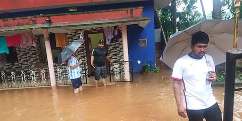 ಧಾರಾಕಾರ ಮಳೆಗೆ ಉಡುಪಿ ಜಿಲ್ಲೆಯ ಮನೆಯ ಮುಂದೆ ನೀರು ತುಂಬಿರುವುದು