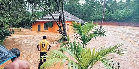 ಜಲಾವೃತಗೊಂಡ ಮನೆ