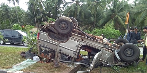 ಪಲ್ಟಿಯಾಗಿ ಬಿದ್ದಿರುವ ಬೆಂಗಾವಲು ವಾಹನ