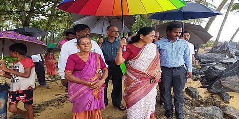 ಉಡುಪಿ ಜಿಲ್ಲೆಯ ಕಾಪುವಿನ ಬಳಿ ಮಳೆಪೀಡಿತ ಹಾನಿಗೊಳಗಾದ ಪ್ರದೇಶಗಳಿಗೆ ಭೇಟಿ ನೀಡಿ ಪರಿಶೀಲನೆ ನಡೆಸಿದ ಸಂಸದೆ ಹಾಗೂ ಕೇಂದ್ರ ಸಚಿವೆ ಶೋಭಾ ಕರಂದ್ಲಾಜೆ