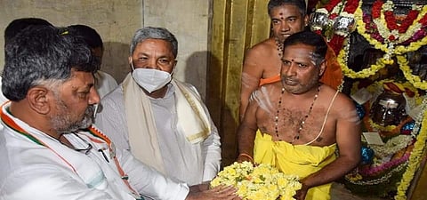 ವಿಧಾನಸಭೆ ವಿರೋಧ ಪಕ್ಷದ ನಾಯಕ ಸಿದ್ದರಾಮಯ್ಯನವರೊಂದಿಗೆ ಚಾಮರಾಜನಗರದ ಚಾಮರಾಜೇಶ್ವರ ದೇಗುಲದಲ್ಲಿ ಪೂಜೆ ಸಲ್ಲಿಸಿದ ಡಿ ಕೆ ಶಿವಕುಮಾರ್(ಸಂಗ್ರಹ ಚಿತ್ರ)