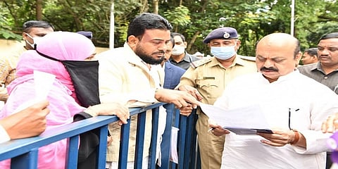 ಮುಖ್ಯಮಂತ್ರಿ ಬಸವರಾಜ ಬೊಮ್ಮಾಯಿಯವರು ಇಂದು ಬೆಂಗಳೂರಿನ ತಮ್ಮ ನಿವಾಸದ ಬಳಿ ಸಾರ್ವಜನಿಕರ ಕುಂದುಕೊರತೆಗಳನ್ನು ಆಲಿಸಿ, ಅಹವಾಲು ಸ್ವೀಕರಿಸಿದರು