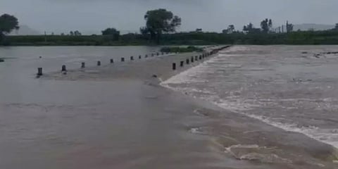 ಮಳೆಯಿಂದ ಸೇತುವೆ ಮುಳುಗಡೆಯಾಗಿರುವ ಚಿತ್ರ