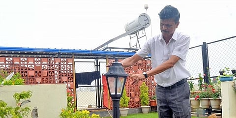 ತಮ್ಮ ಮನೆಯ ಟೆರೇಸ್ ಗಾರ್ಡನ್ ನಲ್ಲಿ ಸೌರ ವಿದ್ಯುತ್ ಅಳವಡಿಸಿರುವ ಸಂಜಯ್ ದೇಶಪಾಂಡೆ
