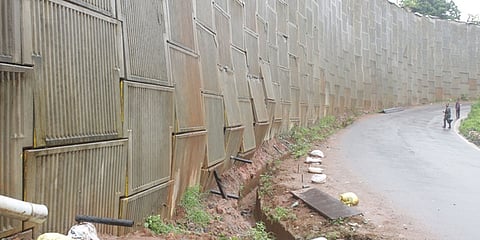 ತಡೆಗೋಡೆ ಕುಸಿಯುವ ಭೀತಿ
