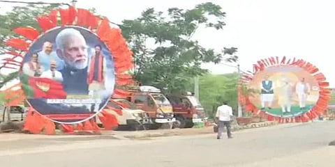 ಕಾರ್ಯಕಾರಿಣಿ ಹಿನ್ನೆಲೆಯಲ್ಲಿ ಹಾಕಿದ ಬ್ಯಾನರ್