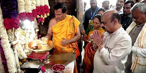 ಮೈಸೂರು ನಾಡದೇವತೆ ಚಾಮುಂಡೇಶ್ವರಿ ಸನ್ನಿಧಿಗೆ ಪತ್ನಿ ಸಮೇತ ಭೇಟಿ ನೀಡಿ ವಿಶೇಷ ಪೂಜೆ ಸಲ್ಲಿಸಿದ ಸಿಎಂ ಬೊಮ್ಮಾಯಿ