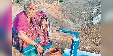 ಶಿರಹಟ್ಟಿ ತಾಲ್ಲೂಕಿನಲ್ಲಿ ಅಜ್ಜಿಯೊಬ್ಬರು ಕೊಳಾಯಿಯಿಂದ ನೀರು ಹಿಡಿಯುತ್ತಿರುವುದು