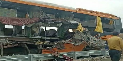 ಅಪಘಾತಕ್ಕೆ ಬಸ್ಸು ನಜ್ಜುಗುಜ್ಜಾಗಿರುವುದು