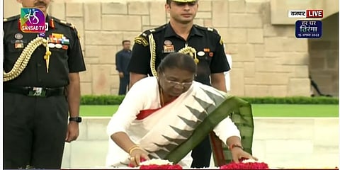 ರಾಜ್ ಘಾಟ್ ಗೆ ತೆರಳಿ ಮಹಾತ್ಮಾ ಗಾಂಧಿಗೆ ಗೌರವ ನಮನ ಸಲ್ಲಿಸಿದ ನೂತನ ರಾಷ್ಟ್ರಪತಿ ದ್ರೌಪದಿ ಮುರ್ಮು