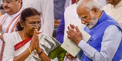 ಪ್ರಮಾಣ ವಚನ ಸ್ವೀಕಾರ ಸಮಾರಂಭದಲ್ಲಿ ದ್ರೌಪದಿ ಮುರ್ಮು ಅವರೊಂದಿಗೆ ಪ್ರಧಾನಿ ನರೇಂದ್ರ ಮೋದಿ