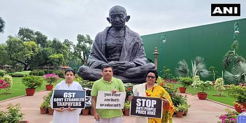 ಸಂಸತ್ತಿನ ಸಂಕೀರ್ಣದಲ್ಲಿರುವ ಗಾಂಧಿ ಪ್ರತಿಮೆ ಬಳಿ ಪ್ರತಿಭಟನೆ ಕೈಗೊಂಡಿರುವ ಅಮಾನತುಗೊಂಡ ಸಂಸದರು