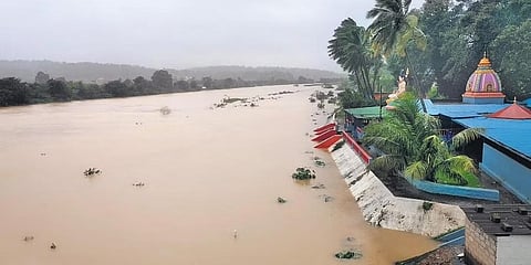 ಸಕಲೇಶಪುರ ಸಮೀಪದ ಹೊಳೆ ಮಲ್ಲೇಶ್ವರ ದೇವಸ್ಥಾನ ಹೇಮಾವತಿ ನದಿ ನೀರಿನಲ್ಲಿ ಮುಳುಗಿದೆ