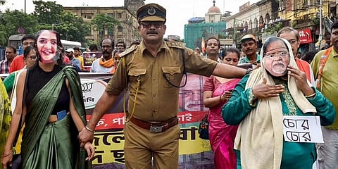 ಟಿಎಂಸಿ ಉಚ್ಛಾಟಿತ ಸಚಿವ ಪಾರ್ಥ ಚಟರ್ಜಿ ಹಾಗೂ ಅರ್ಪಿತಾ ಮುಖರ್ಜಿ ವಿರುದ್ಧ ಬಿಜೆಪಿ ಕಾರ್ಯಕರ್ತರ ಪ್ರತಿಭಟನೆ