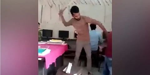 ಬಾಲಕನ ಮೇಲೆ ಹಲ್ಲೆ ನಡೆಸುತ್ತಿರುವ ಶಿಕ್ಷಕ