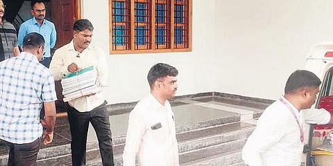 ಸಿಐಡಿ ಸಿಬ್ಬಂದಿಗಳು ಚಾರ್ಜ್ ಶೀಟ್ ಪ್ರತಿಗಳನ್ನು ಕೊಂಡೊಯ್ಯುತ್ತಿರುವುದು