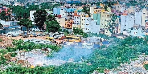 ಬನಶಂಕರಿ 3ನೇ ಹಂತದ ವೀರಭದ್ರನಗರದ ಕಸದ ರಾಶಿಯನ್ನು ಸುಟ್ಟುಹಾಕಿ ಹೊಗೆ ಬರುತ್ತಿರುವುದು