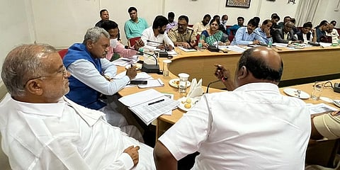 ಜಿಲ್ಲಾಧಿಕಾರಿ ಕಚೇರಿ ಸಭಾಂಗಣದಲ್ಲಿ ನಡೆದ ಸಭೆ
