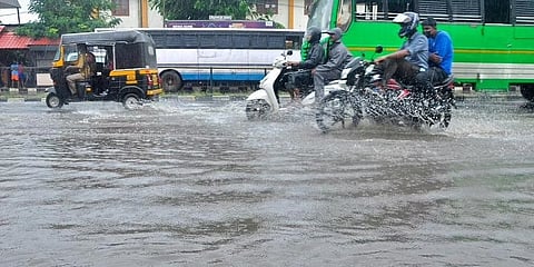 ಕೇರಳದಲ್ಲಿ ಮಳೆಯಿಂದ ಜಲಾವೃತಗೊಂಡಿರುವ ರಸ್ತೆಗಳು