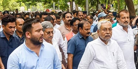 ಪಾಟ್ನಾದಲ್ಲಿ ಜೆಡಿಯು ರಾಷ್ಟ್ರೀಯ ಅಧ್ಯಕ್ಷ ಲಾಲನ್ ಸಿಂಗ್ ಮತ್ತು ರಾಷ್ಟ್ರೀಯ ಜನತಾ ದಳದ ನಾಯಕ ತೇಜಸ್ವಿ ಯಾದವ್ ಅವರೊಂದಿಗೆ ಜನತಾ ದಳ (ಯುನೈಟೆಡ್) ನಾಯಕ ನಿತೀಶ್ ಕುಮಾರ್